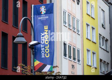 EURO 2024 in Köln, Stilisierte Schilder in der Stadt 08.06.2024 Eine Flagge mit dem logo von EURO 2024, Festival in Köln, Cologne, ville hôte. EURO 2024 in Köln, Stilisierte Schilder in der Stadt 08.06.2024 Köln Innenstadt NRW Deutschland *** EURO 2024 in Cologne, signes stylisés dans la ville 08 06 2024 Un drapeau avec le logo de l'EURO 2024, Festival à Cologne, Cologne, ville hôte EURO 2024 in Cologne, panneaux stylisés dans la ville 08 06 2024 Cologne centre ville NRW Allemagne Copyright : xBEAUTIFULxSPORTS/Buriakovx Banque D'Images