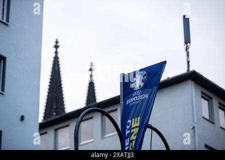 EURO 2024 in Köln, Stilisierte Schilder in der Stadt 08.06.2024 Eine Flagge mit dem logo von EURO 2024, Festival in Köln, Cologne, ville hôte. Auf dem Hintergrund sieht man Kölner Dom. EURO 2024 in Köln, Stilisierte Schilder in der Stadt 08.06.2024 Köln Innenstadt NRW Deutschland *** EURO 2024 in Cologne, signes stylisés dans la ville 08 06 2024 Un drapeau avec le logo de l'EURO 2024, Festival in Cologne, Cologne, ville hôte sur le fond, vous pouvez voir la cathédrale de Cologne EURO 2024 à Cologne, panneaux stylisés dans la ville 08 06 2024 Cologne centre ville NRW Allemagne Copyright : xBEAUTIFULxSPORTS/Buriakovx Banque D'Images