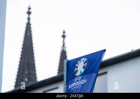 EURO 2024 in Köln, Stilisierte Schilder in der Stadt 08.06.2024 Eine Flagge mit dem logo von EURO 2024, Festival in Köln, Cologne, ville hôte. Auf dem Hintergrund sieht man Kölner Dom. EURO 2024 in Köln, Stilisierte Schilder in der Stadt 08.06.2024 Köln Innenstadt NRW Deutschland *** EURO 2024 in Cologne, signes stylisés dans la ville 08 06 2024 Un drapeau avec le logo de l'EURO 2024, Festival in Cologne, Cologne, ville hôte sur le fond, vous pouvez voir la cathédrale de Cologne EURO 2024 à Cologne, panneaux stylisés dans la ville 08 06 2024 Cologne centre ville NRW Allemagne Copyright : xBEAUTIFULxSPORTS/Buriakovx Banque D'Images