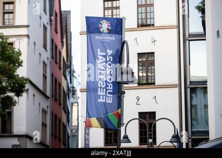 EURO 2024 in Köln, Stilisierte Schilder in der Stadt 08.06.2024 Eine Flagge mit dem logo von EURO 2024, Festival in Köln, Cologne, ville hôte. EURO 2024 in Köln, Stilisierte Schilder in der Stadt 08.06.2024 Köln Innenstadt NRW Deutschland *** EURO 2024 in Cologne, signes stylisés dans la ville 08 06 2024 Un drapeau avec le logo de l'EURO 2024, Festival à Cologne, Cologne, ville hôte EURO 2024 in Cologne, panneaux stylisés dans la ville 08 06 2024 Cologne centre ville NRW Allemagne Copyright : xBEAUTIFULxSPORTS/Buriakovx Banque D'Images