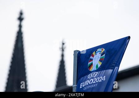 EURO 2024 in Köln, Stilisierte Schilder in der Stadt 08.06.2024 Eine Flagge mit dem logo von EURO 2024, Festival in Köln, Cologne, ville hôte. Auf dem Hintergrund sieht man Kölner Dom. EURO 2024 in Köln, Stilisierte Schilder in der Stadt 08.06.2024 Köln Innenstadt NRW Deutschland *** EURO 2024 in Cologne, signes stylisés dans la ville 08 06 2024 Un drapeau avec le logo de l'EURO 2024, Festival in Cologne, Cologne, ville hôte sur le fond, vous pouvez voir la cathédrale de Cologne EURO 2024 à Cologne, panneaux stylisés dans la ville 08 06 2024 Cologne centre ville NRW Allemagne Copyright : xBEAUTIFULxSPORTS/Buriakovx Banque D'Images