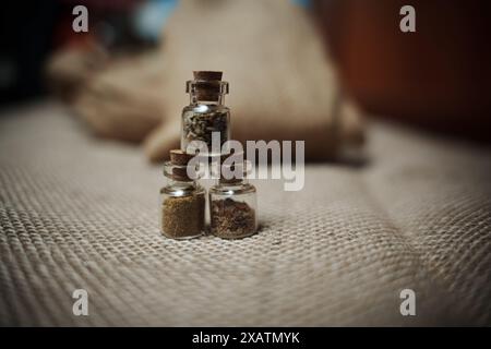 Petits pots avec épices. Photo de haute qualité Banque D'Images