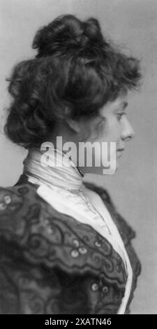 Portrait en noir et blanc de Julia Marlowe, actrice célèbre de la fin du XIXe et du début du XXe siècle. Julia Marlowe (1865-1950), née Sarah Frances Frost en Angleterre, était une actrice américaine célèbre pour ses rôles shakespeariens. Après avoir déménagé aux États-Unis quand elle était enfant, elle a atteint la célébrité à la fin du XIXe siècle et au début du XXe siècle, notamment dans les rôles de Juliette, Viola et Rosalind. Son partenariat avec l'acteur E.H. Sothern a revitalisé l'intérêt pour le théâtre shakespearien en Amérique. Réputée pour son talent et son charisme, Marlowe reste une figure importante de l’histoire du théâtre américain. Banque D'Images