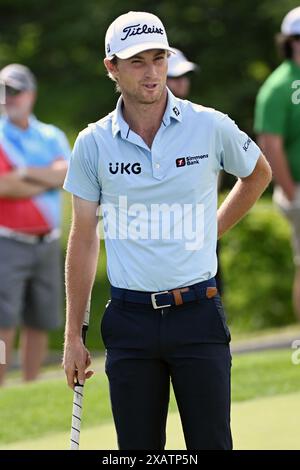 Dublin, Ohio, États-Unis. 8 juin 2024. Taylor Pendrith (États-Unis) sur le green lors de la troisième manche du Memorial Tournament à Dublin, Ohio. Brent Clark/Cal Sport Media/Alamy Live News Banque D'Images