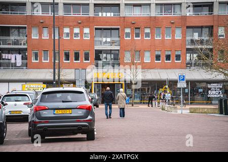 Ter Apel, pays-Bas - 30 mars 2024 : places de parking au centre commercial ter Apel avec supermarché Jumbo Banque D'Images