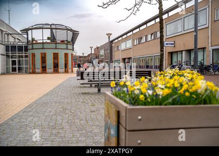 Ter Apel, pays-Bas - 30 mars 2024 : Centre commercial ter Apel avec la bibliothèque en arrière-plan Banque D'Images