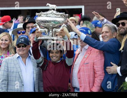 Saratoga Springs, États-Unis. 08 juin 2024. Le jockey Luis Suez, jockey gagnant des Belmont Stakes à bord de Dornoch, célèbre dans le cercle des vainqueurs à Saratoga Race course le samedi 8 juin 2024 à Saratoga Springs, NY. Sur la gauche se trouve l'entraîneur Danny Gargan, et à l'extrême droite Jason Werth, ancien joueur de baseball de la Ligue majeure et copropriétaire de Dornoch. Photo de Mark Abraham/UPI crédit : UPI/Alamy Live News Banque D'Images