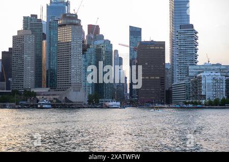 Toronto, ON, Canada - 4 juin 2024 : vue du centre-ville de Toronto depuis les îles de Toronto pendant la journée Banque D'Images