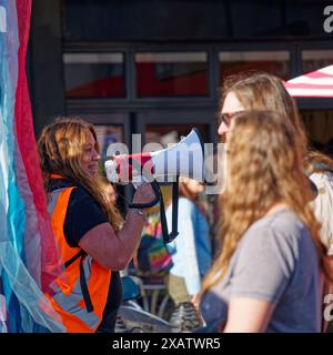 Nelson, île du sud, Aotearoa / Nouvelle-Zélande - 8 juin 2024 : une femme avec un mégaphone menant le chant pour protester contre le projet de loi sur les approbations accélérées. T Banque D'Images