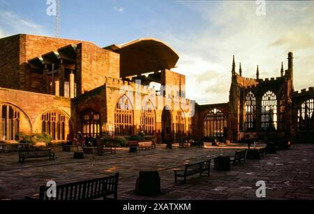 Les ruines de la cathédrale gothique St Michel à Coventry, avec une partie de la nouvelle cathédrale d'après-guerre visible à côté. Banque D'Images
