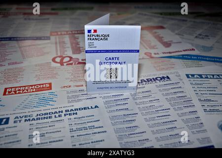 Marseille, France. 08 juin 2024. Dans cette illustration photo, une carte électorale française est placée sur les bulletins de vote pour les élections européennes. Les élections européennes auront lieu en France le 9 juin 2024. Crédit : SOPA images Limited/Alamy Live News Banque D'Images