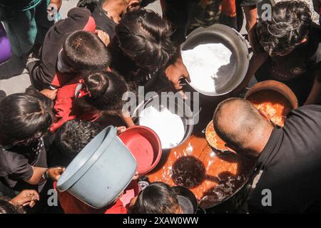 Gaza. 8 juin 2024. Des secours alimentaires ont été apportés au camp de réfugiés de Jabalia, dans la ville de Jabalia, dans le nord de la bande de Gaza, le 8 juin 2024. Crédit : Mahmoud Zaki/Xinhua/Alamy Live News Banque D'Images