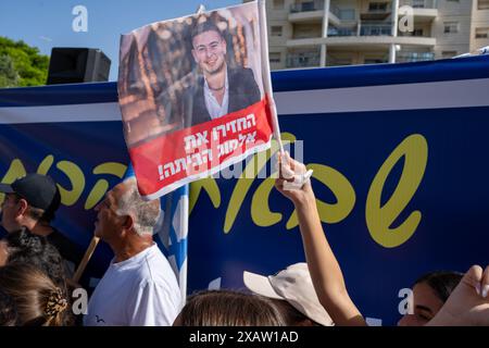 Un drapeau levé avec la photo d'Almog Meir Jan et le texte « Bring Almog back Home » pendant la célébration. Les célébrations ont eu lieu dans tout Israël après la libération de quatre otages par les FDI. Noa Argamani (25 ans), Shlomi Ziv (39 ans), Almog Meir Jan (22 ans) et Andrey Kozlov (27 ans) ont été enlevés le 7 octobre par des terroristes du Hamas du festival de danse Nova en Israël et emmenés à Gaza. Ils y ont été gardés pendant 8 mois. Aujourd'hui, ils ont été secourus dans le cadre d'une opération complexe menée par les FDI et les forces de sécurité israéliennes, et sont maintenant en sécurité et reçoivent des soins médicaux. Th Banque D'Images