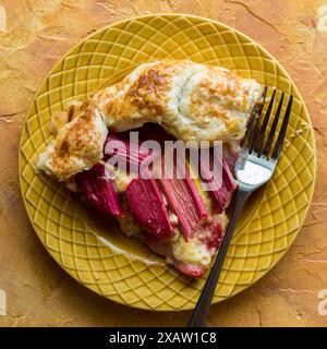 Une tranche de galette de rhubarbe maison, prête à manger. Banque D'Images