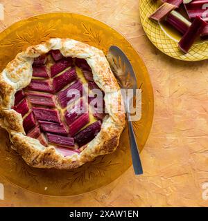 Une galette de rhubarbe et crème anglaise maison prête à manger. Banque D'Images