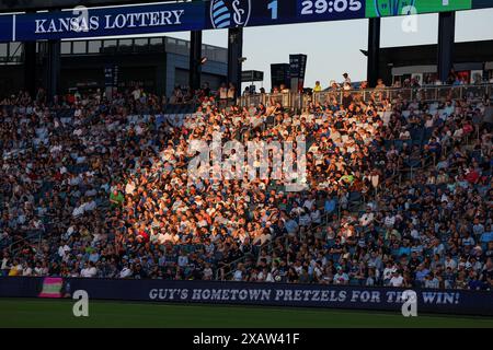 Kansas City, KS, États-Unis. 8 juin 2024. La foule regarde le match entre le Sporting Kansas City et le Seattle Sounders FC au Children's Mercy Park à Kansas City, Kansas. David Smith/CSM/Alamy Live News Banque D'Images