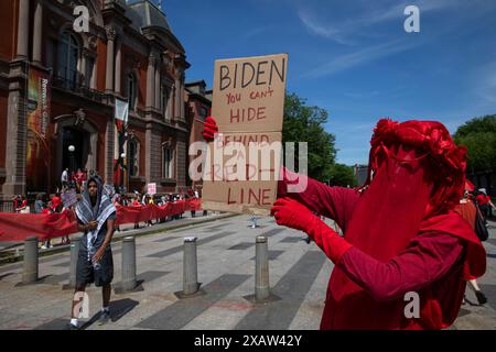 Des milliers de manifestants pro-palestiniens se rassemblent devant la Maison Blanche à Washington, DC, USA, le 8 juin 2024. exprimer son dégoût sur la façon dont le président Biden gère la guerre Israël-Hamas. Les manifestants réclament la fin de la guerre qui dure maintenant huit mois ainsi que le soutien américain à Israël. Banque D'Images