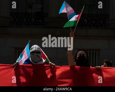 Washington, District de Columbia, États-Unis. 8 juin 2024. Les manifestants contre la politique américaine envers Gaza tiennent le drapeau palestinien et le drapeau de la gay Pride, montrant leur soutien aux deux groupes de personnes. (Crédit image : © Sue Dorfman/ZUMA Press Wire) USAGE ÉDITORIAL SEULEMENT! Non destiné à UN USAGE commercial ! Banque D'Images