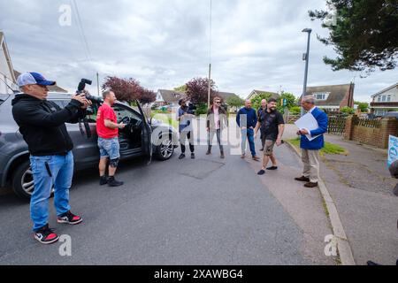 Nigel Farage Election , Clacton on on Sea, Royaume-Uni, 8, juin,2024 le chef du Parti réformiste Nigel Farage démarchant à Jaywick, par Clacton-on-Sea,, Essex aujourd'hui. Banque D'Images