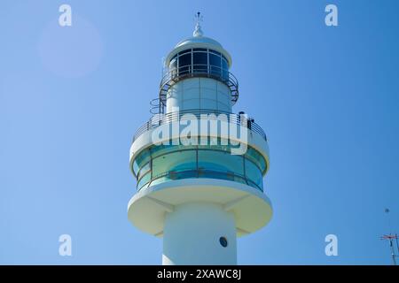 Donghae, Corée du Sud - 18 mai 2024 : vue rapprochée du phare de Mukho, mettant en évidence son design moderne et la terrasse d'observation qui offre un panorama Banque D'Images