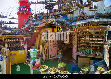 Donghae City, Corée du Sud - 18 mai 2024 : une boutique dynamique sur la rue Nongoldam expose une variété d'artisanat et de décorations faits à la main, ajoutant charme et Banque D'Images
