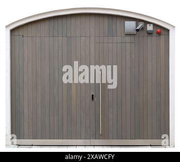 Portails robustes en acier décorés de planches en bois. Isolé sur blanc Banque D'Images