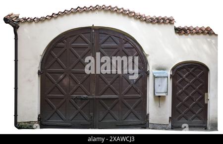Porte fermée en bois d'une ancienne église en ruines. Isolé sur blanc Banque D'Images