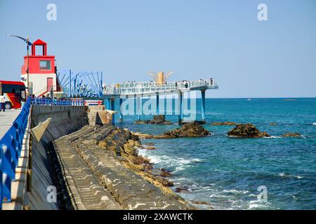 Donghae, Corée du Sud - 18 mai 2024 : le Dojebigol Haerang Skywalk s'étend sur la mer de l'est, avec les visiteurs appréciant la passerelle à fond de verre et la scen Banque D'Images