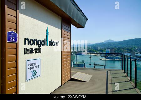 Donghae City, Corée du Sud - 18 mai 2024 : le magasin Nongol sur la rue Nongoldam offre une vue panoramique sur le port de Mukho et les montagnes environnantes Banque D'Images