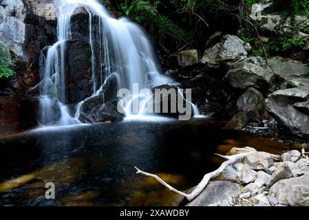 Cascade de Fondos dans le conseil de Chantada, Lugo, Espagne Banque D'Images