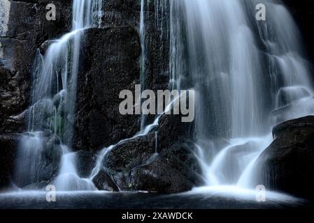 Cascade de Fondos dans le conseil de Chantada, Lugo, Espagne Banque D'Images