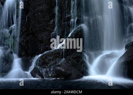 Cascade de Fondos dans le conseil de Chantada, Lugo, Espagne Banque D'Images