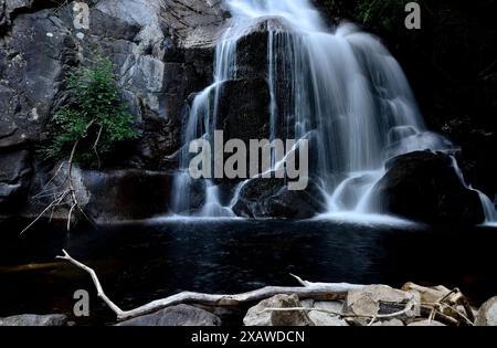 Cascade de Fondos dans le conseil de Chantada, Lugo, Espagne Banque D'Images