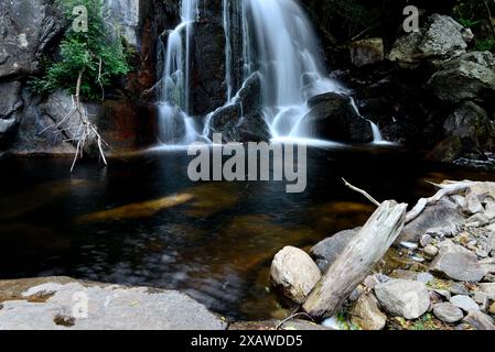 Cascade de Fondos dans le conseil de Chantada, Lugo, Espagne Banque D'Images