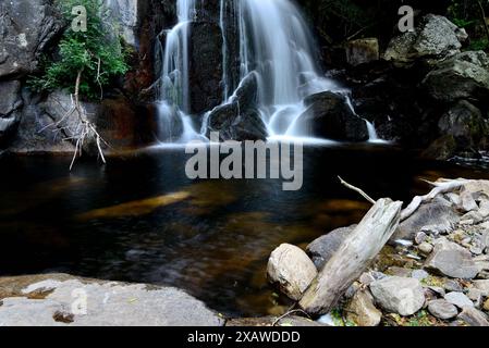 Cascade de Fondos dans le conseil de Chantada, Lugo, Espagne Banque D'Images