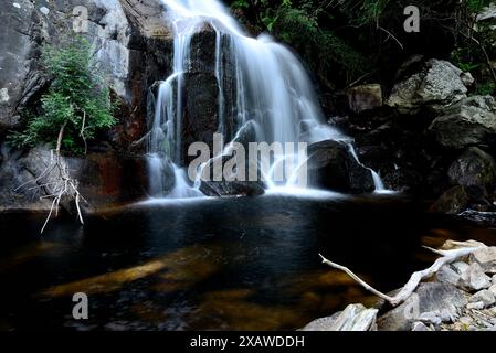 Cascade de Fondos dans le conseil de Chantada, Lugo, Espagne Banque D'Images