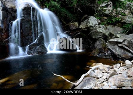 Cascade de Fondos dans le conseil de Chantada, Lugo, Espagne Banque D'Images