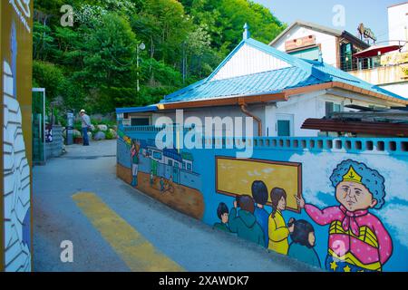 Donghae City, Corée du Sud - 18 mai 2024 : L'entrée de Lighthouse Road menant à Nongoldam Street présente des peintures murales vibrantes, représentant des scènes de l Banque D'Images