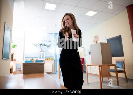 Duisbourg, Allemagne. 09 juin 2024. La candidate principale du Parti vert, Terry Reintke, est ravie d'avoir voté. Les élections au Parlement européen débutent le 6 juin. En Allemagne, les élections auront lieu le 9 juin. Crédit : Fabian Strauch/dpa/Alamy Live News Banque D'Images