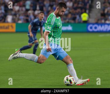 Kansas City, Kansas, États-Unis. 8 juin 2024. Le défenseur des Seattle Sounders JACKSON RAGEN #25 mène la défense pendant la seconde moitié du match au Children's Mercy Park à Kansas City, Kansas City, le 8 juin 2024. (Crédit image : © Serena S.Y. Hsu/ZUMA Press Wire) USAGE ÉDITORIAL SEULEMENT! Non destiné à UN USAGE commercial ! Banque D'Images