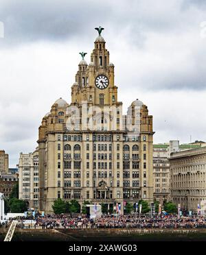 Des foules de gens devant le Liver Building à Liverpool regardant le nouveau navire de croisière de Cunard, le « Queen Anne », se déplacer dans la rivière Mersey pour y être nommé Banque D'Images