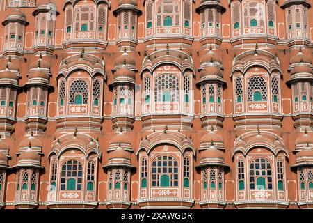 Jaipur, Inde : Hawa Mahal, palais des vents. Les femmes dans la cour ont pu regarder les allures dans la rue sans être observées à travers les fenêtres Banque D'Images