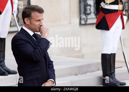 Paris, France. 8 juin 2024. Le président français Emmanuel Macron et son épouse Brigitte Macron accueillent le président américain Joe Biden et son épouse Jill Biden le 8 juin 2024 au palais présidentiel de l’Elysée à Paris. Crédit : Bernard Menigault/Alamy Live News Banque D'Images