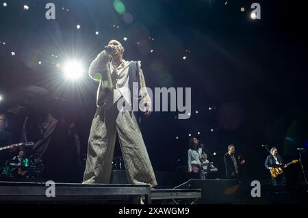 Leeds, Royaume-Uni. 8 juin 2024. Le groupe de rock indépendant anglais James, jouant un concert en direct devant une First Direct Arena bondée. James célèbre leur tout premier album studio numéro 1 'Yummy'. Crédit : ernesto rogata/Alamy Live News Banque D'Images