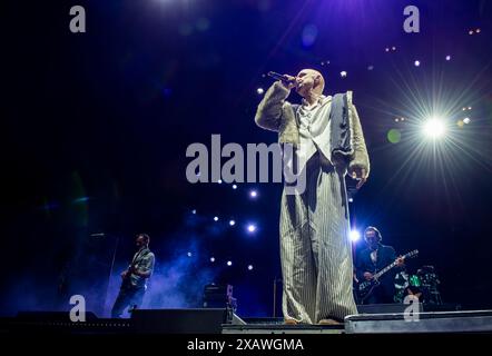 Leeds, Royaume-Uni. 8 juin 2024. Le groupe de rock indépendant anglais James, jouant un concert en direct devant une First Direct Arena bondée. James célèbre leur tout premier album studio numéro 1 'Yummy'. Crédit : ernesto rogata/Alamy Live News Banque D'Images