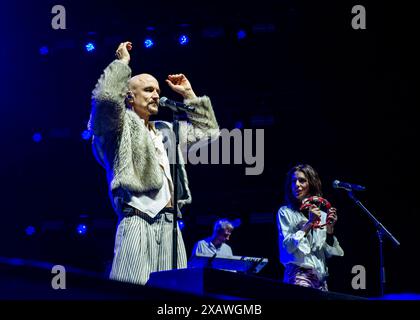 Leeds, Royaume-Uni. 8 juin 2024. Le groupe de rock indépendant anglais James, jouant un concert en direct devant une First Direct Arena bondée. James célèbre leur tout premier album studio numéro 1 'Yummy'. Crédit : ernesto rogata/Alamy Live News Banque D'Images