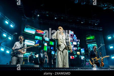 Leeds, Royaume-Uni. 8 juin 2024. Le groupe de rock indépendant anglais James, jouant un concert en direct devant une First Direct Arena bondée. James célèbre leur tout premier album studio numéro 1 'Yummy'. Crédit : ernesto rogata/Alamy Live News Banque D'Images