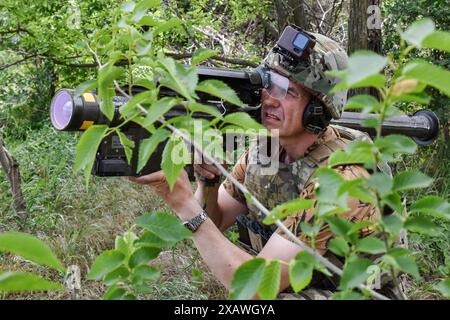 28 mai 2024, Orikhiv, Zaporizhzhia, Ukraine : un militaire ukrainien cherche une cible avec un lance-missiles de défense aérienne américain Stinger sur la ligne de front dans la région de Zaporizhzhia. Le département américain de la Défense a annoncé un nouveau paquet d'aide militaire pour l'Ukraine. Ce paquet Presidential Drawdown Authority a une valeur estimée à 225 millions de dollars. Le dernier paquet de mesures de défense fournira à l’Ukraine des capacités supplémentaires pour répondre à ses besoins les plus urgents sur le champ de bataille, telles que des intercepteurs de défense aérienne, des systèmes d’artillerie et des munitions, des véhicules blindés et des armes antichars. (Crédit image : © Andri Banque D'Images