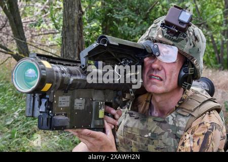 28 mai 2024, Orikhiv, Zaporizhzhia, Ukraine : un militaire ukrainien cherche une cible avec un lance-missiles de défense aérienne américain Stinger sur la ligne de front dans la région de Zaporizhzhia. Le département américain de la Défense a annoncé un nouveau paquet d'aide militaire pour l'Ukraine. Ce paquet Presidential Drawdown Authority a une valeur estimée à 225 millions de dollars. Le dernier paquet de mesures de défense fournira à l’Ukraine des capacités supplémentaires pour répondre à ses besoins les plus urgents sur le champ de bataille, telles que des intercepteurs de défense aérienne, des systèmes d’artillerie et des munitions, des véhicules blindés et des armes antichars. (Crédit image : © Andri Banque D'Images