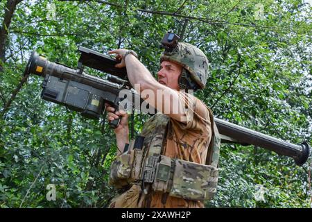 28 mai 2024, Orikhiv, Zaporizhzhia, Ukraine : un militaire ukrainien cherche une cible avec un lance-missiles de défense aérienne américain Stinger sur la ligne de front dans la région de Zaporizhzhia. Le département américain de la Défense a annoncé un nouveau paquet d'aide militaire pour l'Ukraine. Ce paquet Presidential Drawdown Authority a une valeur estimée à 225 millions de dollars. Le dernier paquet de mesures de défense fournira à l’Ukraine des capacités supplémentaires pour répondre à ses besoins les plus urgents sur le champ de bataille, telles que des intercepteurs de défense aérienne, des systèmes d’artillerie et des munitions, des véhicules blindés et des armes antichars. (Crédit image : © Andri Banque D'Images